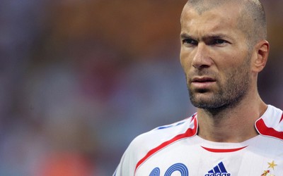 凤凰体育热评-C罗任意球被人墙挡出后迅速补射破门