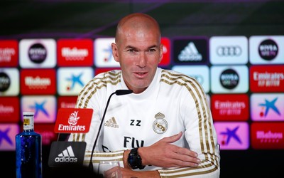 凤凰体育快讯-南非队球迷在对方禁区里放风筝